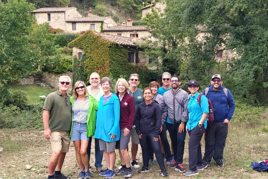 I dipendenti di un'azienda che hanno scelto il pacchetto Outdoor di WeHike per un'esperienza di Team Building in Toscana