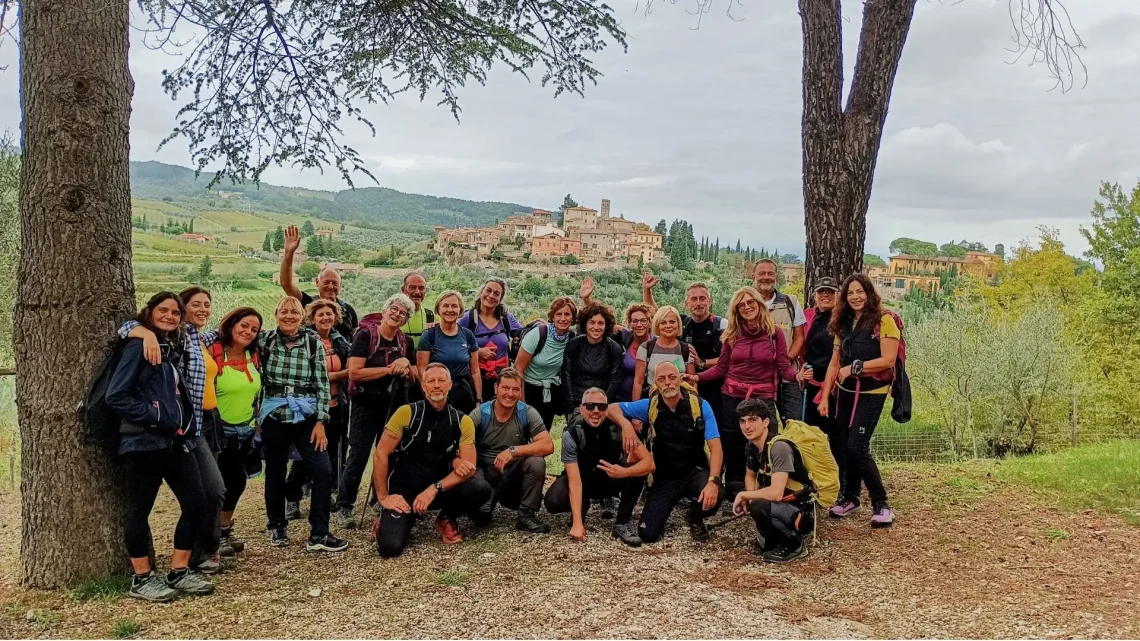 Foto Copertina articolo- gruppo in Chianti con vista su Montefioralle (1)
