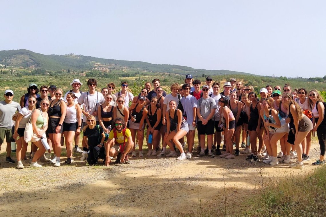 Gruppo di Studenti stranieri con WeHike nel Chianti