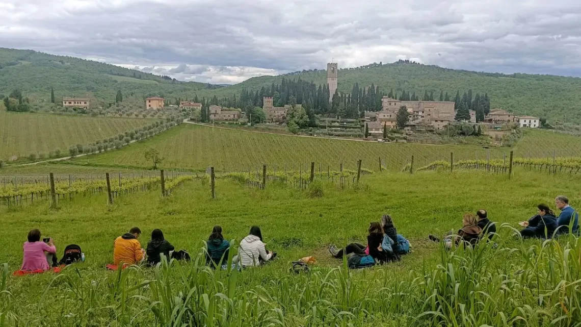 Gruppo di persone durante un'escursione immersa nella natura del Chianti